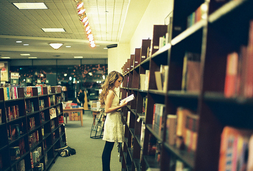 cute-girl-reading-via-bookshelfporn