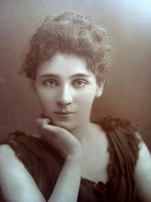 450px-Elizabeth_Robins_by_W&D_Downey,_c1890s