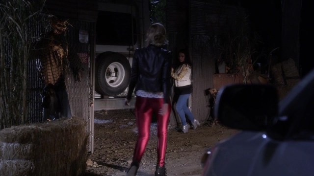 IN CASE YOU DIDN'T KNOW, THIS IS A TEXTBOOK EXAMPLE OF HOW TO SHOW OFF YOUR ASS IN SPANDEX.