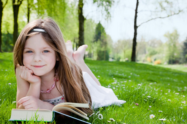 girl_reading_outside