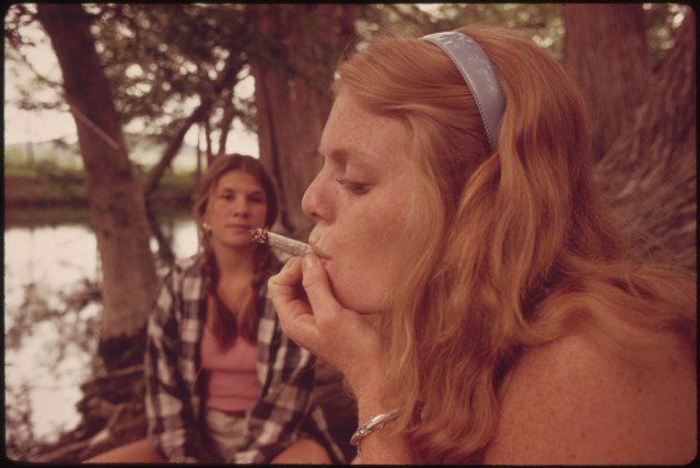 weed-snaps-girls-smoking-weed-1970s