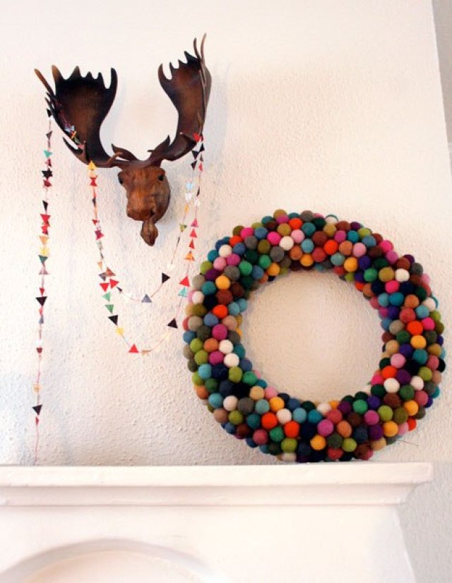 holiday-howto-diy-felt-ball-wreath.w654