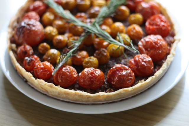 tomato and caramelized onion tart