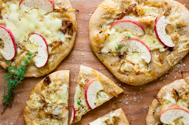 cheddar-apple-caramelized-onion-pizzettes