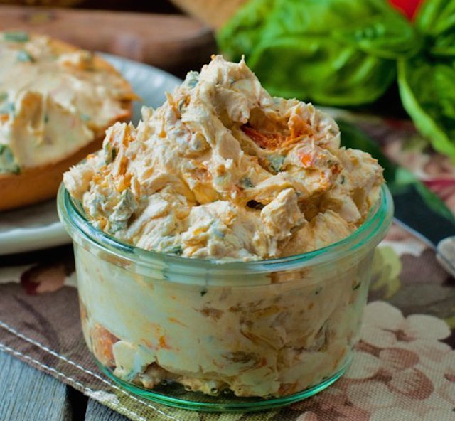 Sundried Tomato and Basil Cream Cheese Spread