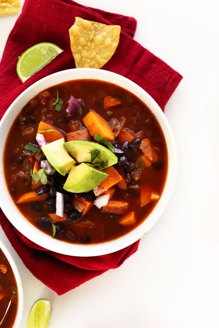 5-Ingredient-Sweet-Potato-Black-Bean-Chili-So-healthy-vegan-glutenfree