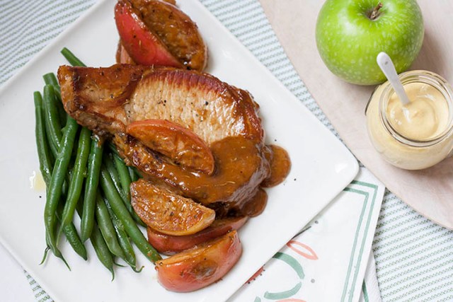 Creamy pork chop with mustard and apples