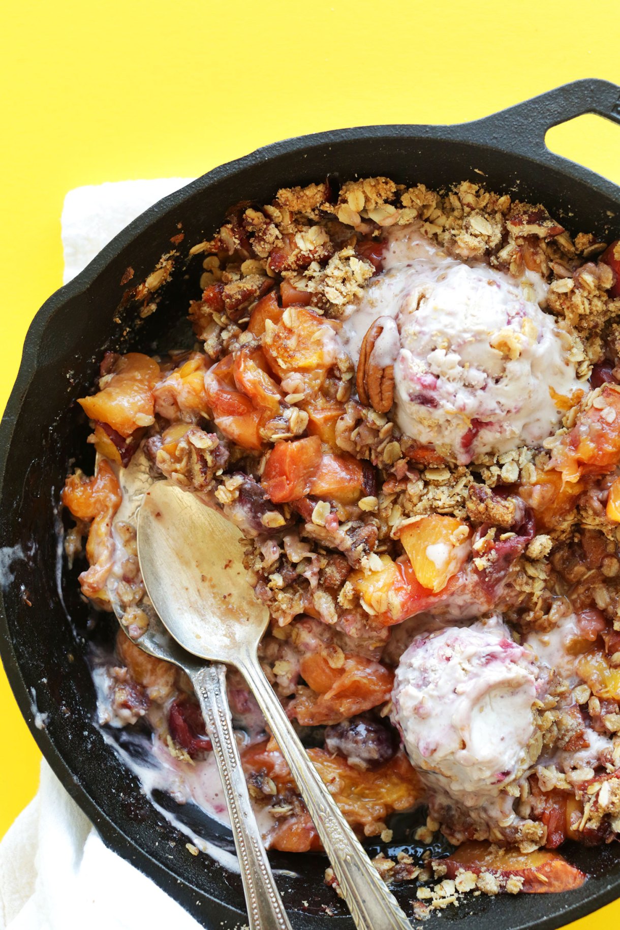 EASY-Summer-Peach-Crisp-SO-delicious-with-dairy-free-ice-cream-vegan-glutenfree-recipe-summer-peach-dessert