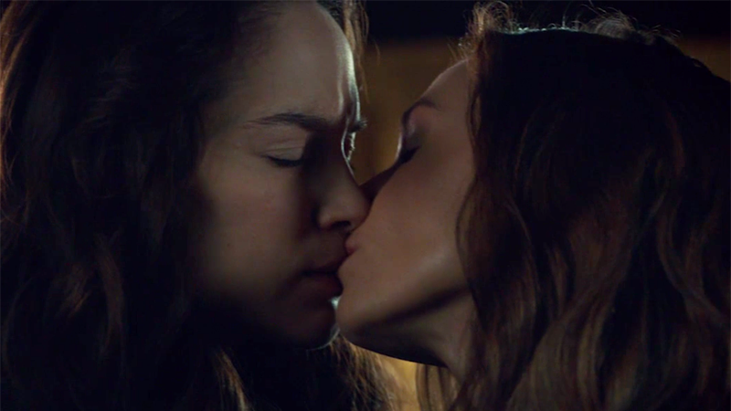 WAVERLY. IS KISSING. WYNONNA.