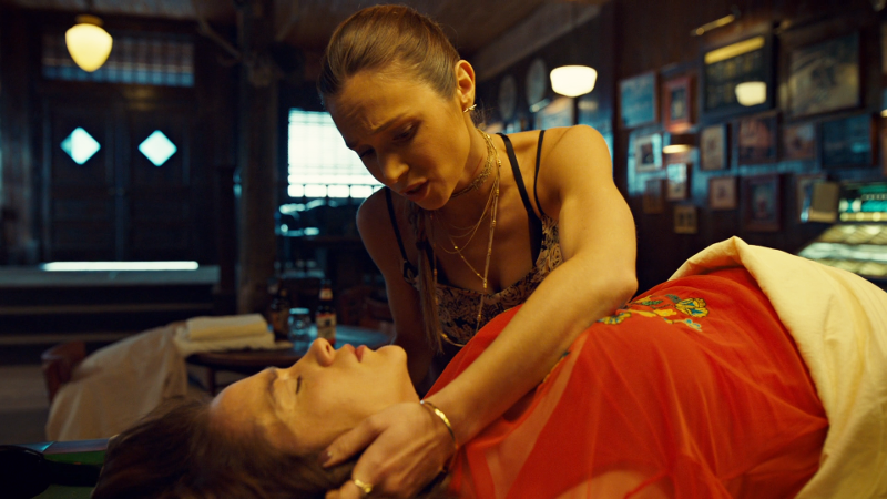 Waverly holds Wynonna's head as they talk IT'S VERY CUTE