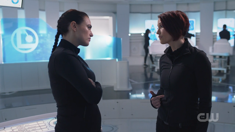 Probably Doctor Possibly Bisexual Lena Luthor and Definitely Doctor Definitely lesbian Alex Danvers talk TO EACH OTHER