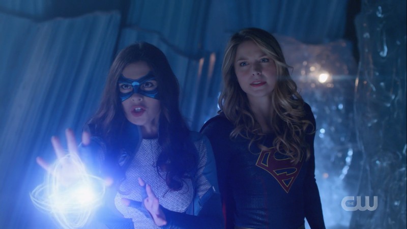 Supergirl and Dreamer take a fighting stance.