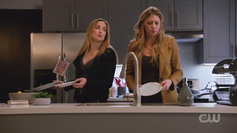 Sara and Ava do dishes together