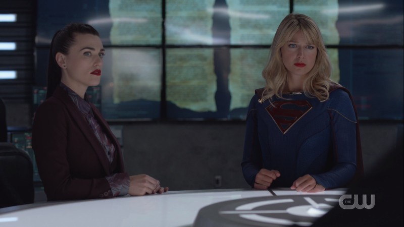 Lena and Kara at the center table at the DEO