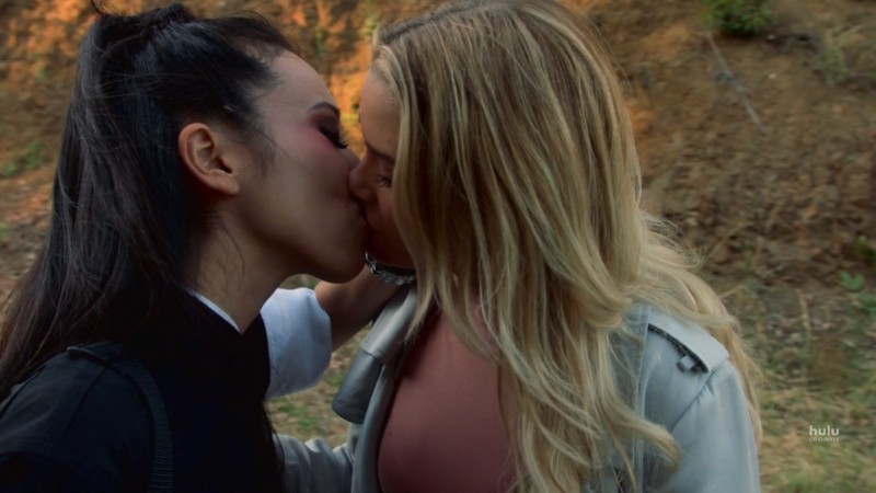 karolina and nico kiss