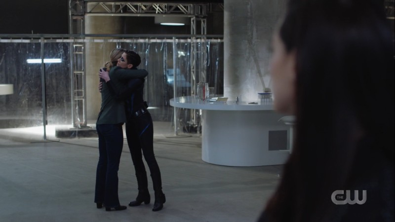 kara and alex hug while lena watches