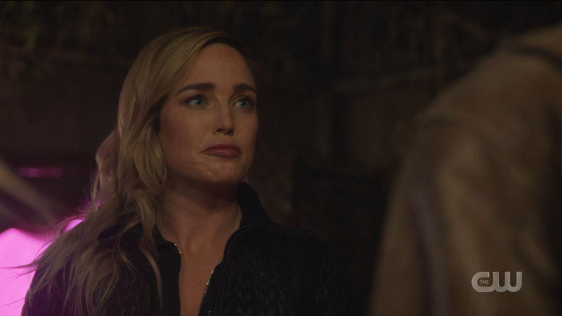 legends of tomorrow 602 recap: Sara looks mildly uncomfortable.