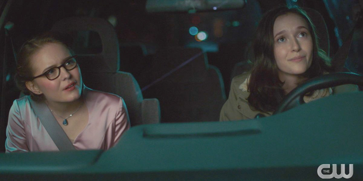 Supergirl episode 606: Young Kara and Young Alex Danvers sit in a truck together and look up at the meteor shower.