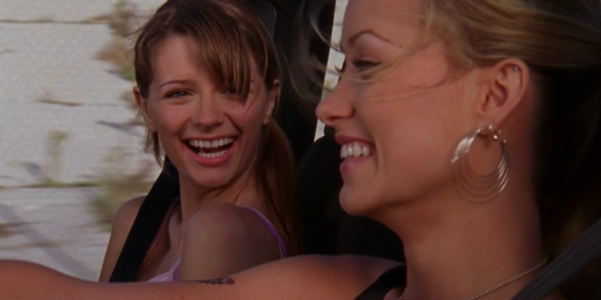 screenshot-from-the-accomplice-episode-of-the-oc-features-marissa-and-alex-laughing-in-a-car-together