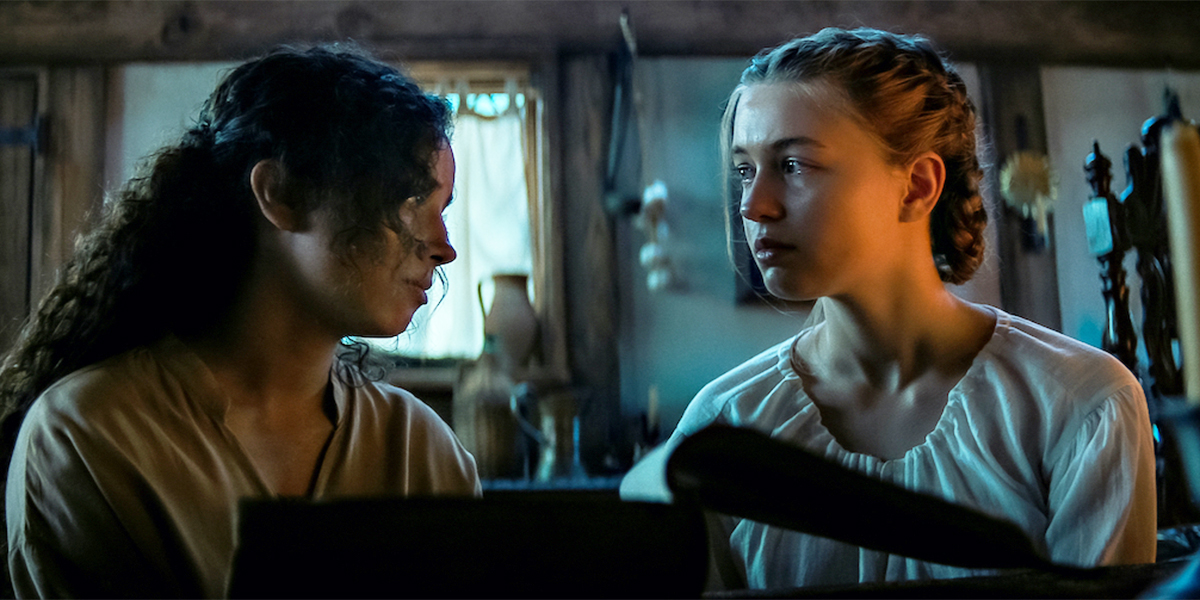 FEAR STREET PART 3: 1666 (L to R) KIANA MADEIRA as SARAH FIER and OLIVIA SCOTT WELCH as HANNAH MILLER. NETFLIX © 2021