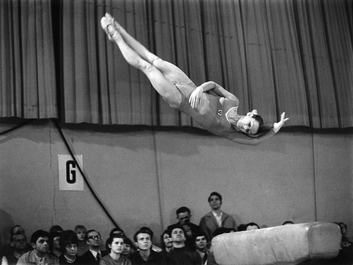 Karin Büttner-Janz dismounts from the balance beam