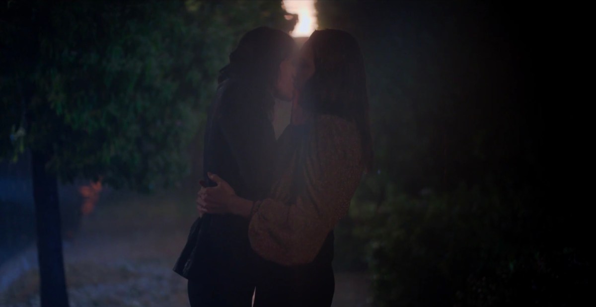 Shane and Tess kissing in the rain