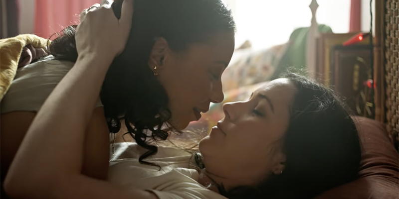 Jennifer (Shalita Grant) and Anna (Shannon Woodward) make out in First Date