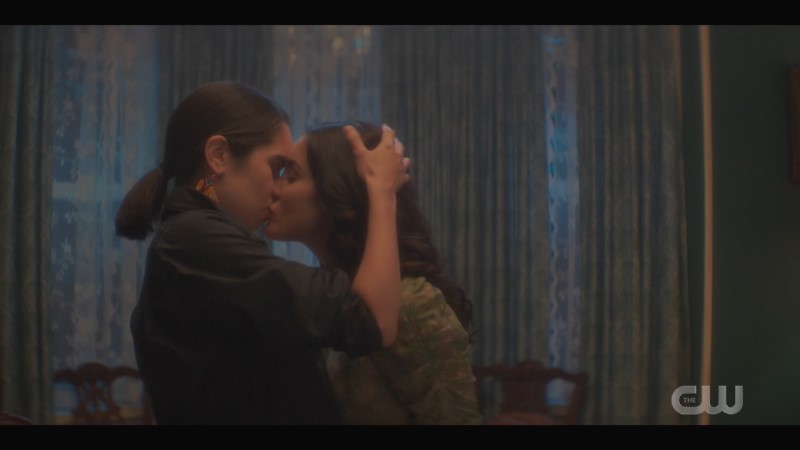 Legacies: Bess and Addy KISS KISS KISS