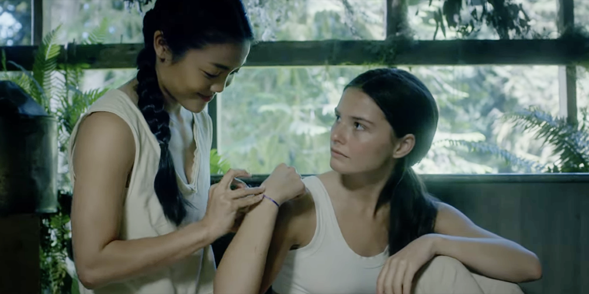 Carrie (Stefanie Scott) and Sara (Kylie Liya Page) discuss Carrieās performance.