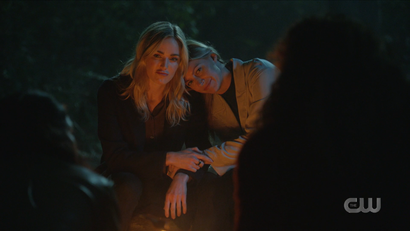 Legends of Tomorrow 706: Ava and Sara aka Avalance snuggle by the fire