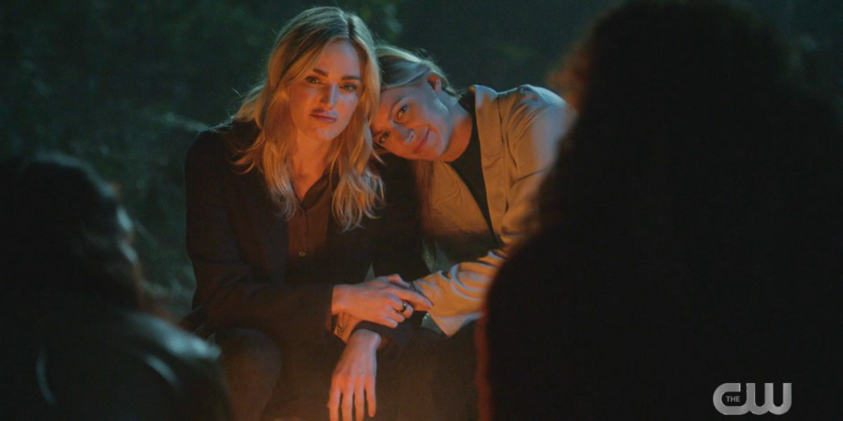 Legends of Tomorrow 706: Ava and Sara aka Avalance snuggle by the fire