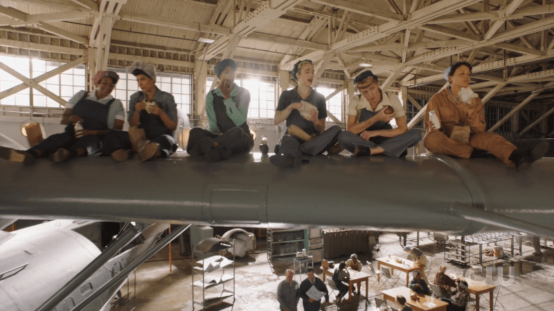 workers sit on the plane wing to eat 