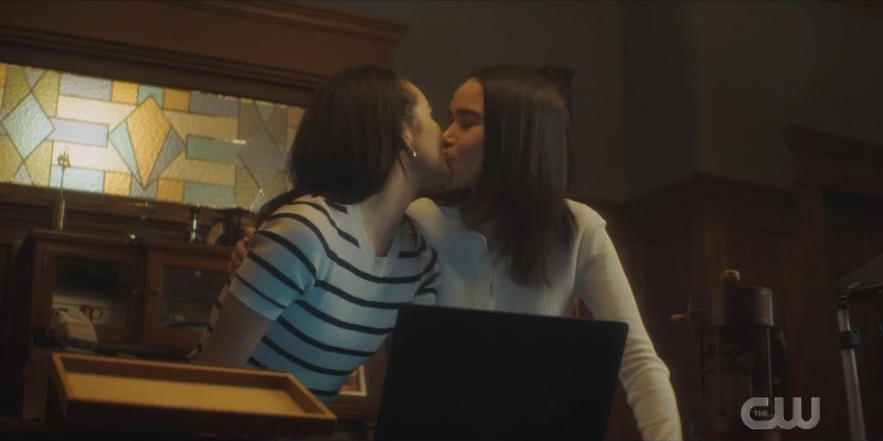 Nancy Drew's bess and addy kiss