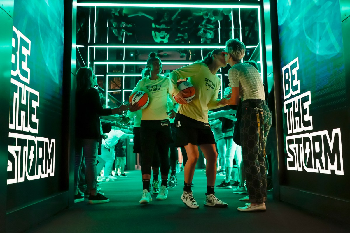 Sue Bird and Megan Rapinoe kiss before her final home game