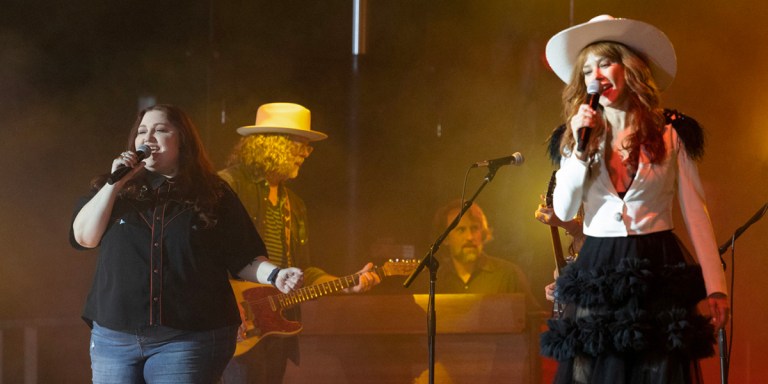 Nicky and Gigi sing on stage together in the pilot of Monarch