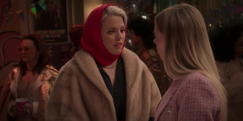 Leighton, dressed as Carol, talks to Tatum while Alicia, dressed as Elton John, eavesdrops in the background.