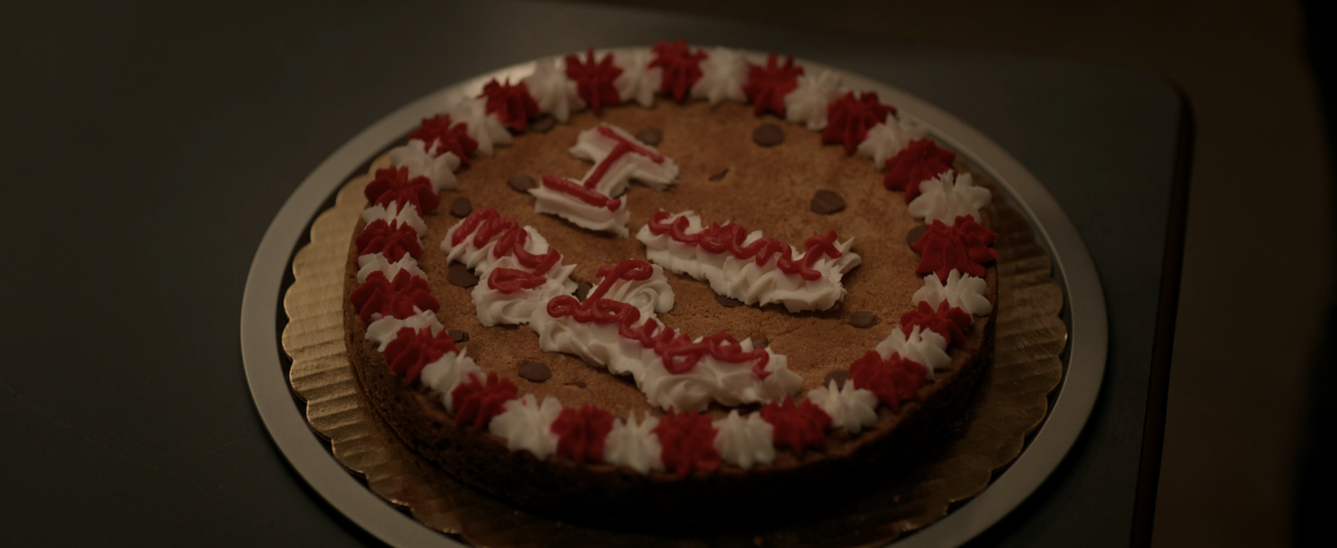 a cookie cake that says I WANT MY LAWYER