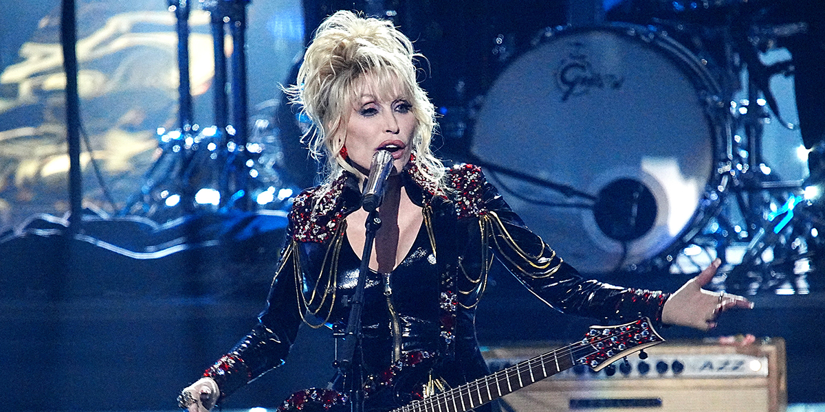 Inductee Dolly Parton performs on stage during the 37th Annual Rock & Roll Hall Of Fame Induction Ceremony at Microsoft Theater on November 05, 2022 in Los Angeles, California.