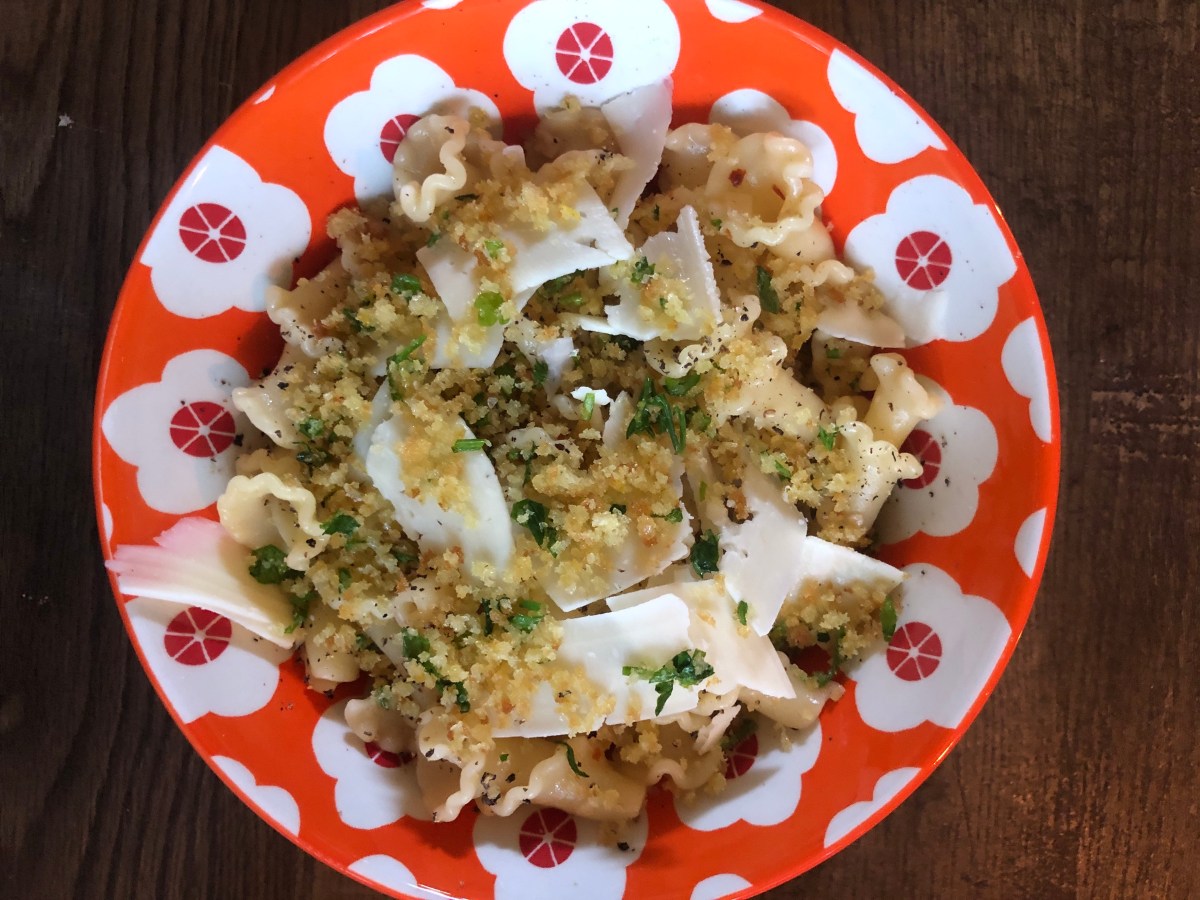 a bowl of clam pasta