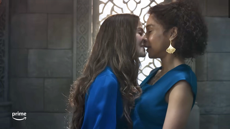 Moiraine and Siuan kiss