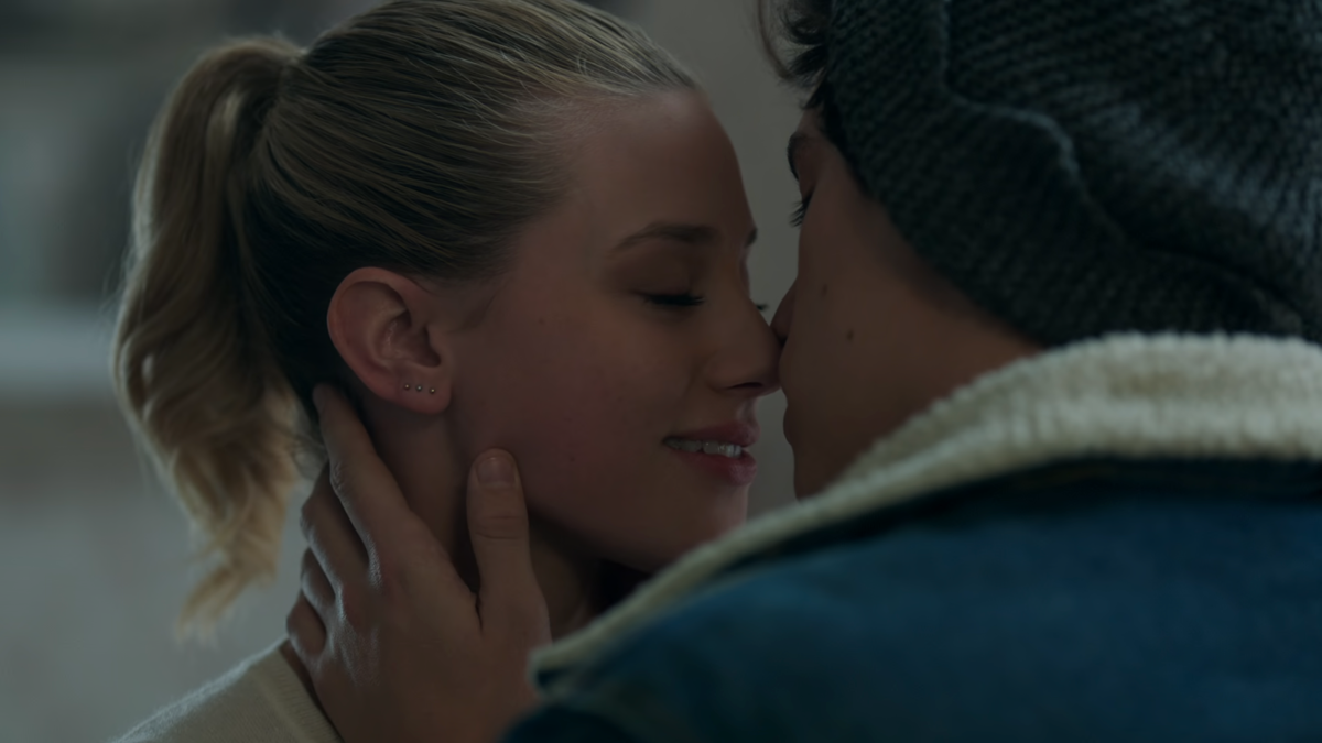 Betty and Jughead kiss