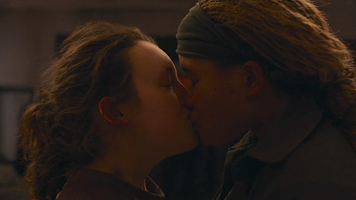 Two young teenagers kiss.
