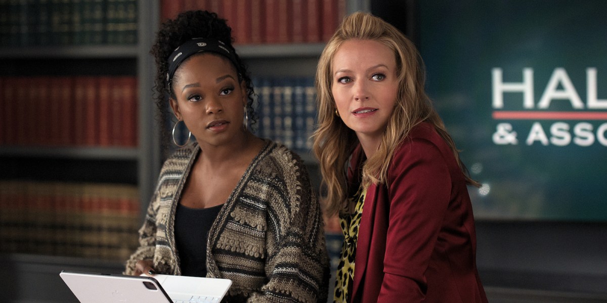 The Lincoln Lawyer. (L to R) Jazz Raycole as Izzy Letts, Becki Newton as Lorna Crane in episode 305 of The Lincoln Lawyer. Cr. Courtesy Of Netflix © 2024