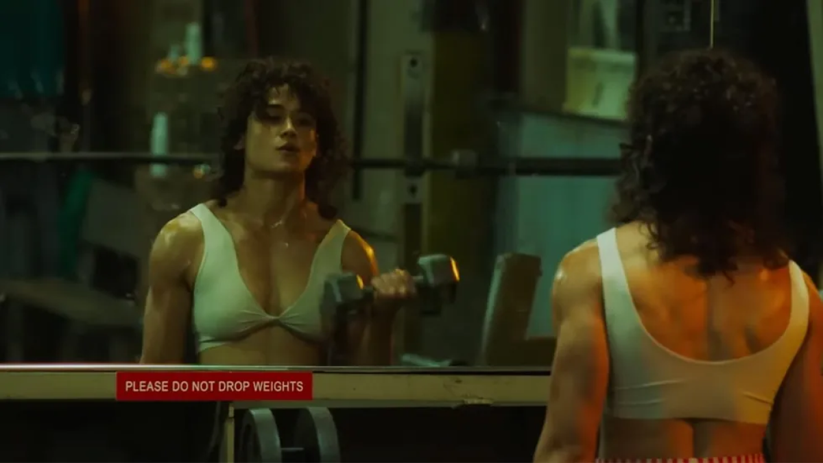 Best training montages: Katy O'Brian lifts weights looking in the mirror