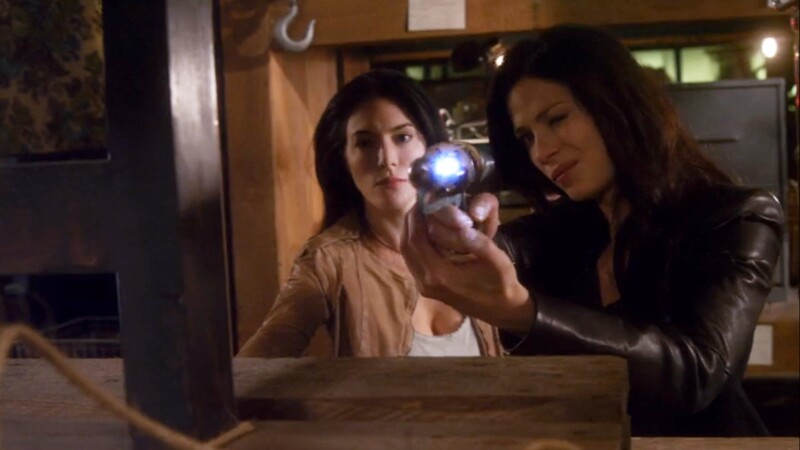 Best Lesbian Sci-Fi TV: Jaime Murray and Joanne Kelly as H.G. Wells and Myka Bering 