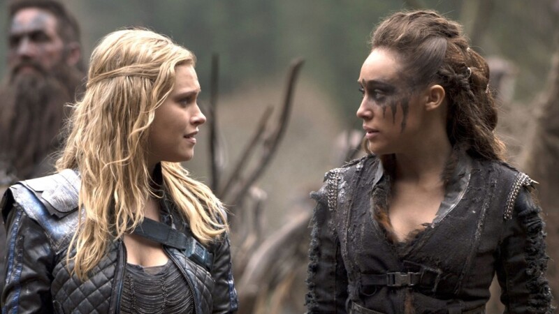 Eliza Taylor and Alycia Debnam-Carey as Clarke Griffin and Lexa kom Trikru. 