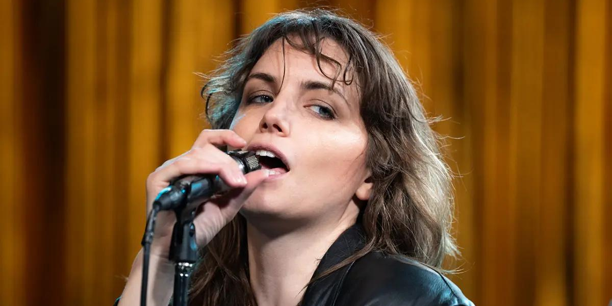 Beautiful Rebel Netflix: Letizia Toni as Gianna Nannini sings into a microphone.