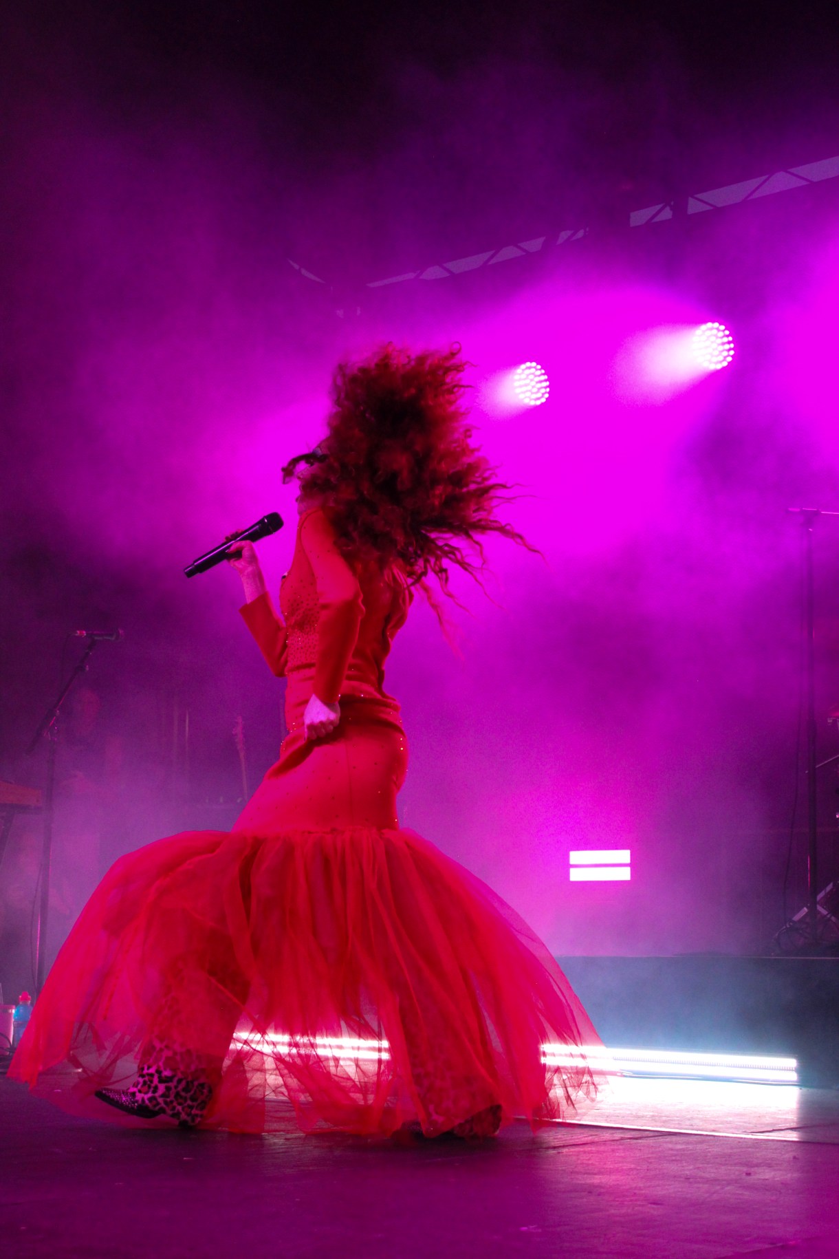 Chappell Roan on stage at Kentuckiana Pride in her Divine tribute look.