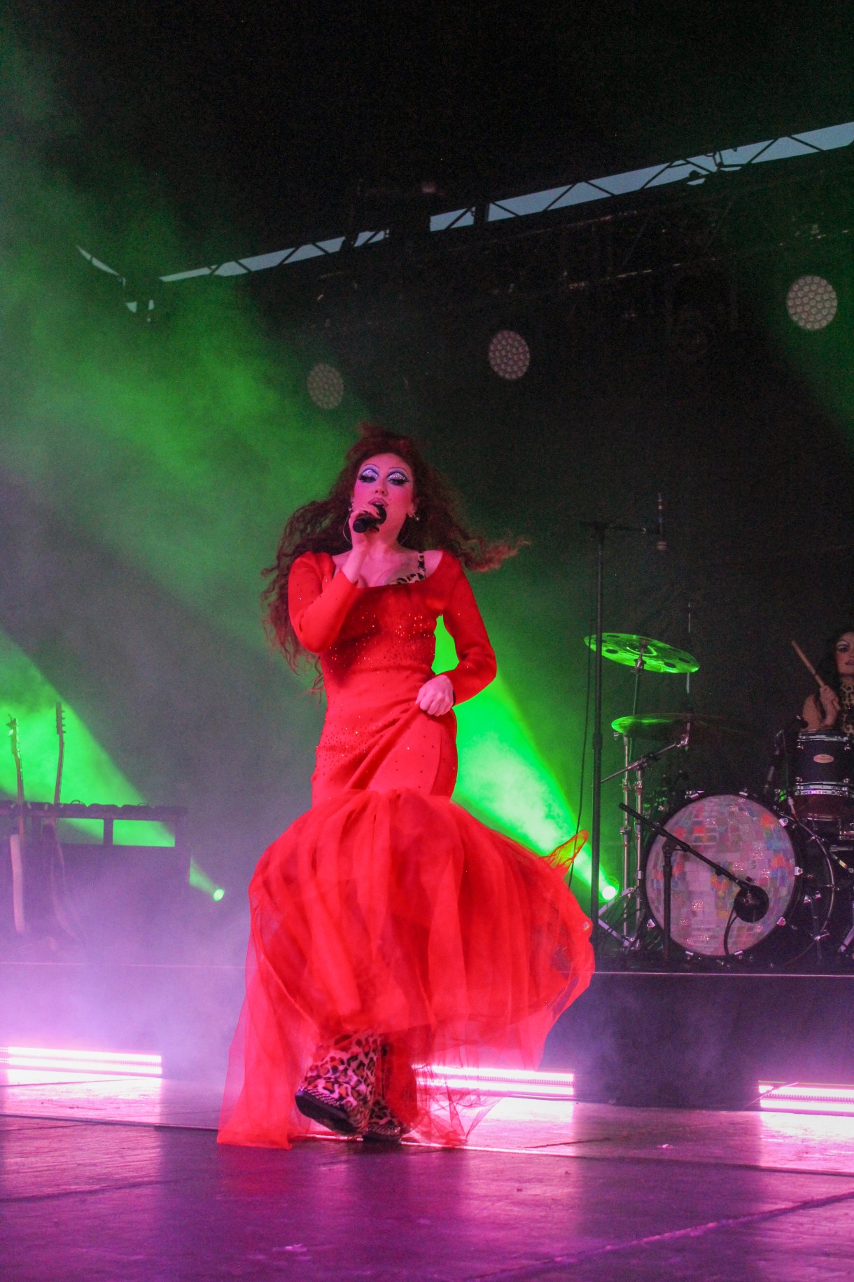 Chappell Roan on stage at Kentuckiana Pride in her Divine tribute look.