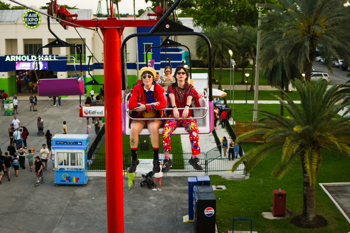 the band Las Nubes on a fair ride